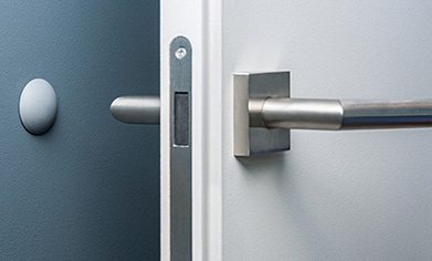 Sera mortise genus est mechanismi densis pro foribus typice adhibitum.